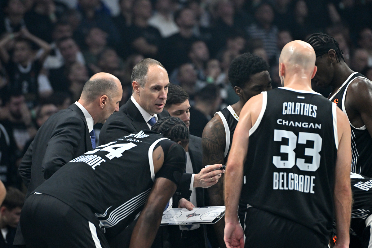 MIRKO OCOKOLJIC trener kosarkasa Partizana na utakmici Evrolige protiv Crvene zvezde u hali Beogradska arena, Beograd 12.12.2025. godine Foto: Marko Metlas Kosarka, Partizan, Evroliga, Crvena zvezda