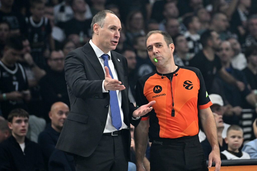 MIRKO OCOKOLJIC trener i EMILIO PEREZ sudija kosarkasa Partizana na utakmici Evrolige protiv Crvene zvezde u hali Beogradska arena, Beograd 12.12.2025. godine Foto: Marko Metlas Kosarka, Partizan, Evroliga, Crvena zvezda