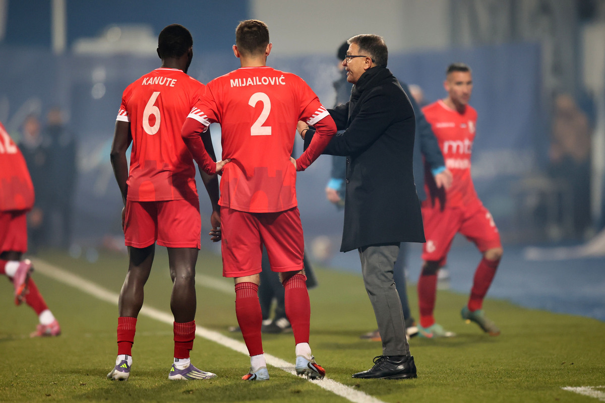 PANAGIOTIS LEMONIS Panajotis Lemonis trener fudbalera Radnickog Nis na utakmici Superlige Prvenstva Srbije protiv Novog Pazara na Gradsrkom stadionu, Novi Pazar 14.12.2025. godine Foto: Marko Metlas Fudbal, Radnicki Nis, Prvenstvo Srbije, Novi Pazar
