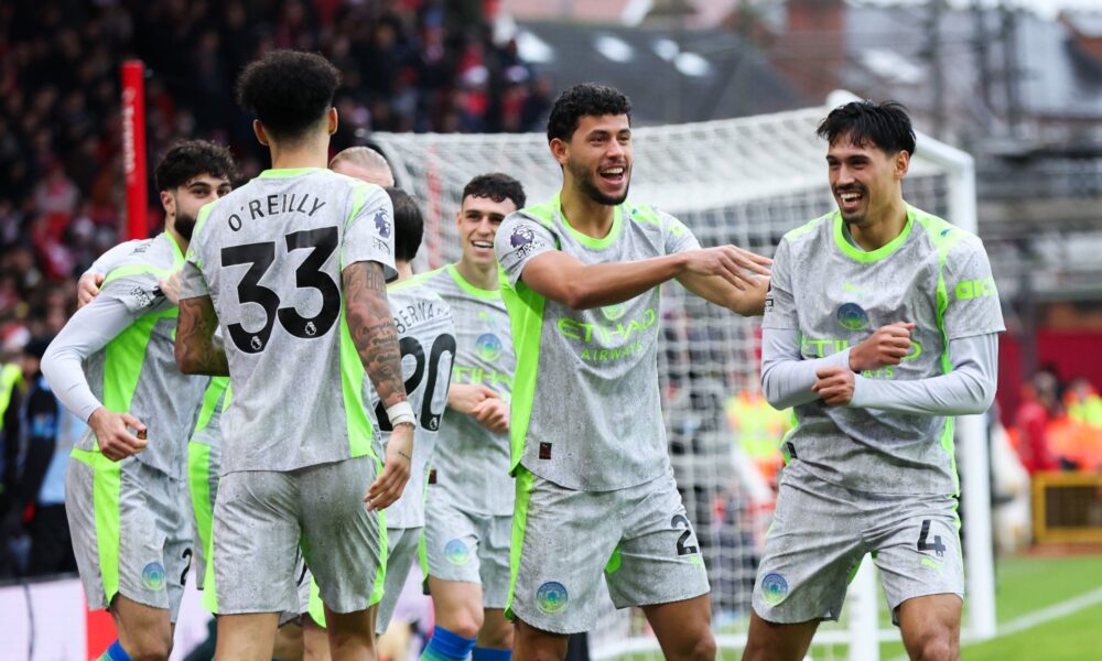 Tijani Rejnders slavi gol za Mančester siti