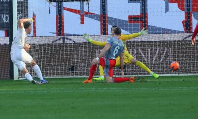 Napoli's Rasmus Hojlund, left, scores their side's second goal of the game during the Serie A soccer match between Cremonese and Napoli in Cremona, Italy, Sunday, Dec. 2025. (Alberto Mariani/LaPresse via AP)