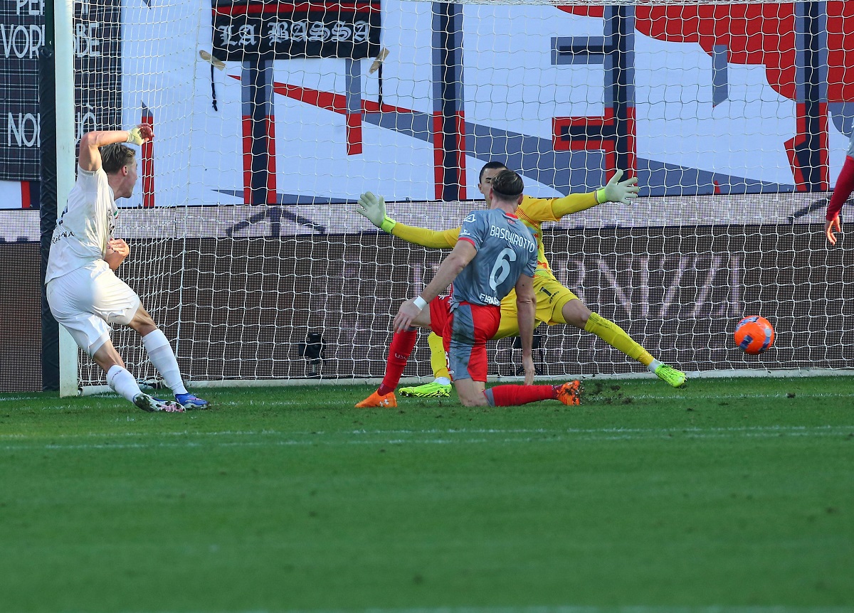Napoli's Rasmus Hojlund, left, scores their side's second goal of the game during the Serie A soccer match between Cremonese and Napoli in Cremona, Italy, Sunday, Dec. 2025. (Alberto Mariani/LaPresse via AP)