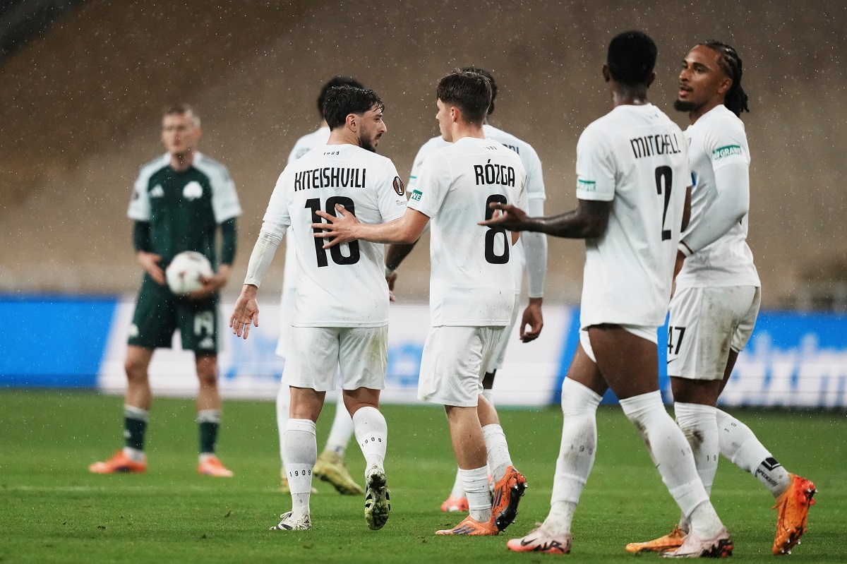 Sturm's Otar Kiteishvili , left, is congratulated by teammates after scoring his side's first goal during the Europa League opening phase soccer match between Panathinaikos and Sturm Graz in Athens, Greece, Thursday, Nov. 27, 2025. (AP Photo/Thanassis Stavrakis)
