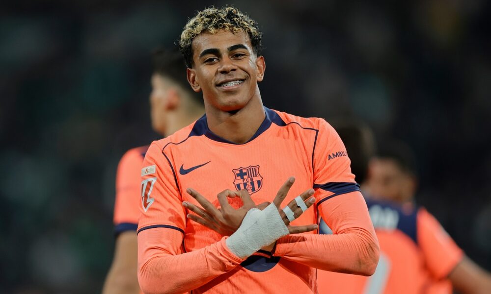 Barcelona's Lamine Yamal celebrates after scoring his sides 5th goal from the penalty spot during the Spanish La Liga soccer match between Real Betis and Barcelona in Seville, Spain, Saturday, Dec. 6, 2025. (AP Phot/Manu Reino)