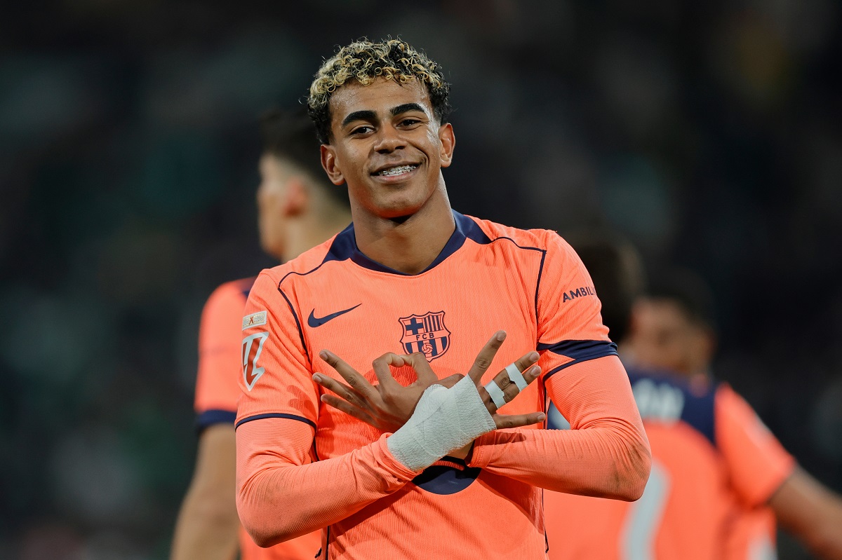Barcelona's Lamine Yamal celebrates after scoring his sides 5th goal from the penalty spot during the Spanish La Liga soccer match between Real Betis and Barcelona in Seville, Spain, Saturday, Dec. 6, 2025. (AP Phot/Manu Reino)