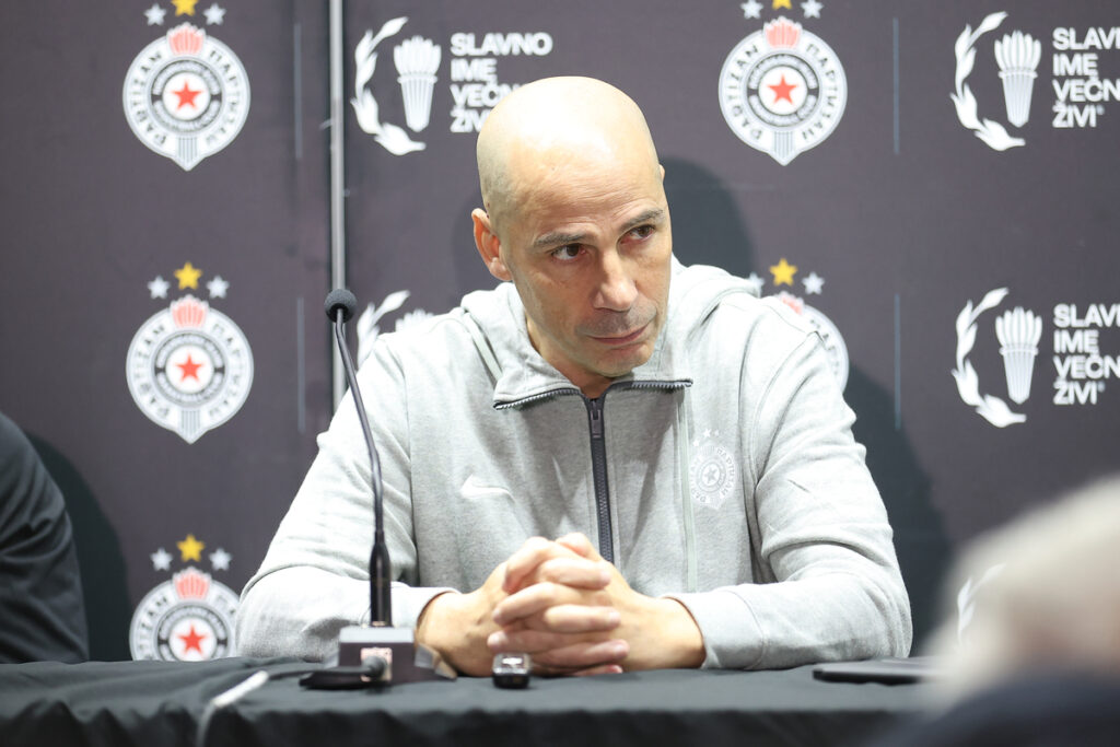 Trener Partizana na konferenciji za medije u hali Beogradska Arena, Beograd 25.12.2025. godine Foto: Ivica Veselinov / MN PRESS KOSARKA, BASKETBALL, KK PARTIZAN, KONFERENCIJA, PROMOCIJA