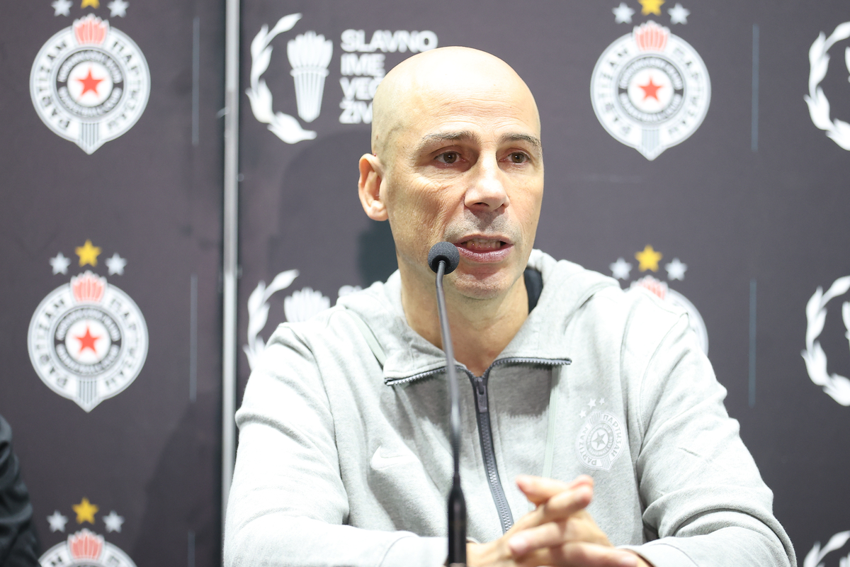 Trener Partizana na konferenciji za medije u hali Beogradska Arena, Beograd 25.12.2025. godine Foto: Ivica Veselinov / MN PRESS KOSARKA, BASKETBALL, KK PARTIZAN, KONFERENCIJA, PROMOCIJA