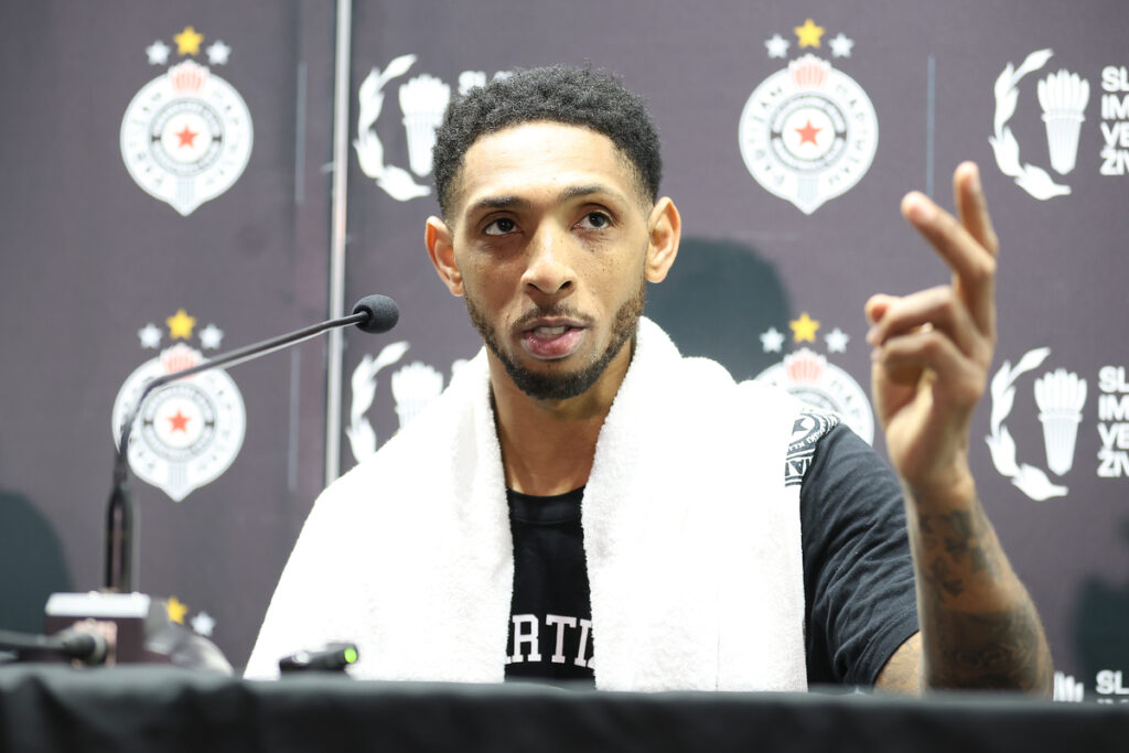 kosarkas Partizana na konferenciji za medije u hali Beogradska Arena, Beograd 25.12.2025. godine Foto: Ivica Veselinov / MN PRESS KOSARKA, BASKETBALL, KK PARTIZAN, KONFERENCIJA, PROMOCIJA