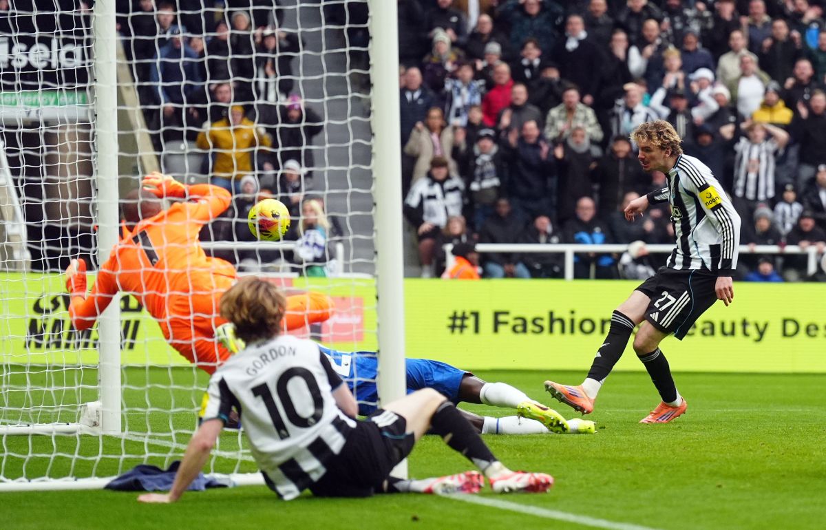Newcastle's Nick Woltemade, right, scores the opening goal during the English Premier League soccer match between Newcastle United and FC Chelsea in Newcastle, England, Saturday, Dec. 20, 2025. (Owen Humphreys/PA via AP)