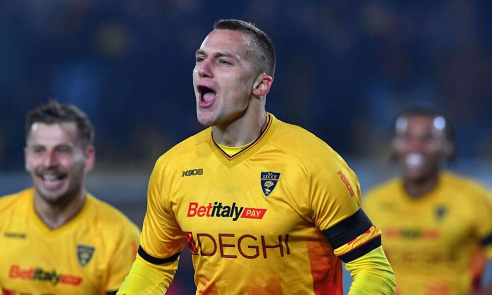 Lecce's Nikola Štulić (9) celebrates after scoring the team's first goal during a Serie A soccer match between US Lecce and Pisa Sportin Club 1909, Friday, Dec. 12, 2025, in Lecce, Italy. (Giovanni Evangelista/LaPresse via AP)