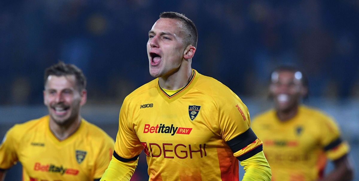 Lecce's Nikola Štulić (9) celebrates after scoring the team's first goal during a Serie A soccer match between US Lecce and Pisa Sportin Club 1909, Friday, Dec. 12, 2025, in Lecce, Italy. (Giovanni Evangelista/LaPresse via AP)