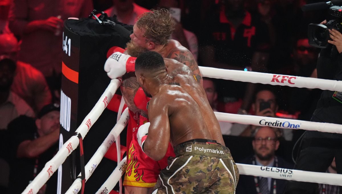 Anthony Joshua punches Jake Paul during their heavyweight boxing match, Friday, Dec. 19, 2025, in Miami, Fla. (AP Photo/Lynne Sladky)