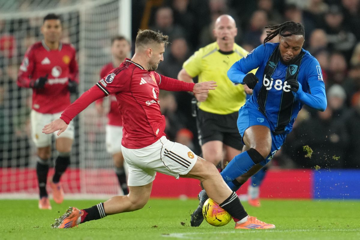 Manchester United's Luke Shaw tackles Bournemouth's Antoine Semenyo during a Premier League soccer match between Manchester United and Bournemouth in Manchester, England, Monday, Dec. 15, 2025. (AP Photo/Jon Super)