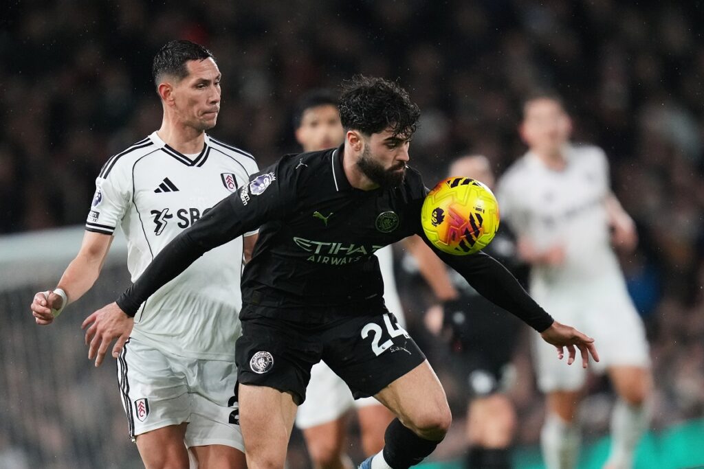 Fulham's Sasa Lukic, left, vies for the ball against Manchester City's Josko Gvardiol during the English Premier League soccer match between Fulham and Manchester City in London, Tuesday, Dec. 2, 2025. (AP Photo/Kirsty Wigglesworth)