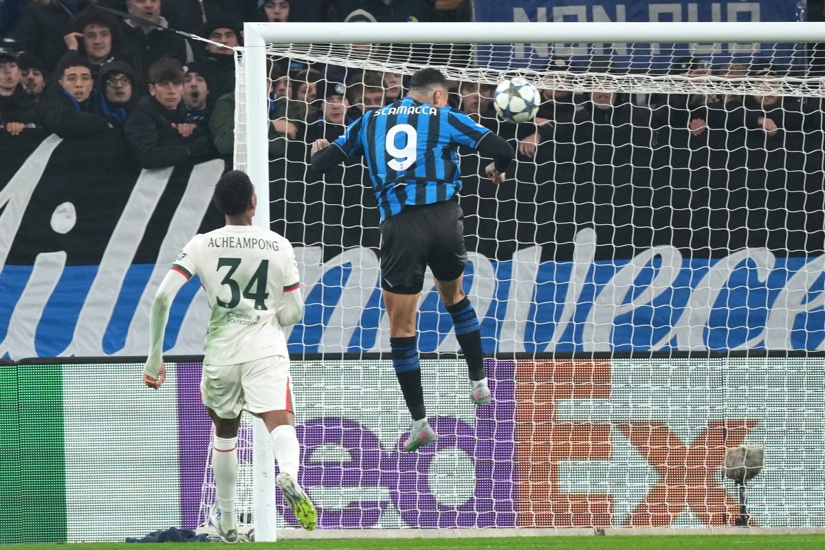 Atalanta's Gianluca Scamacca scores his side's first goal during the Champions League opening phase soccer match between Atalanta and Chelsea, in Bergamo, Italy, Tuesday, Dec. 9, 2025. (AP Photo/Antonio Calanni)