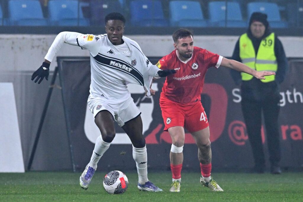 fudbaler Partizana na utakmici Superlige Prvenstva Srbije protiv IMT na stadionu Lagator, Loznica 20.12.2025. godine Foto: Marko Metlas Fudbal, Partizan, Superliga Prvenstvo Srbije, IMT
