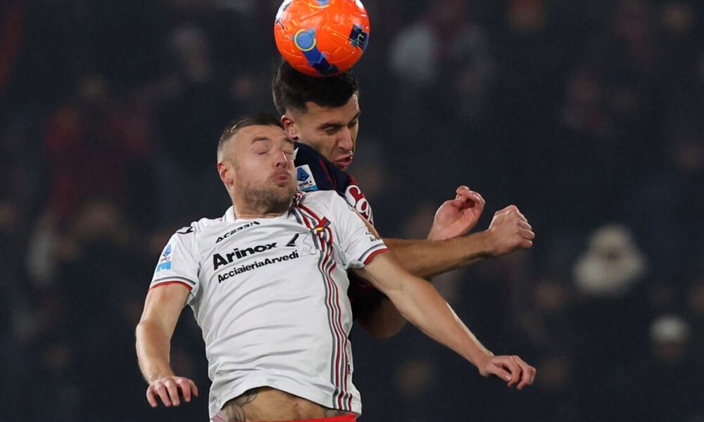 Cremonese's Jamie Vardy, left, and Bologna's Nicolo Casale, right, challenge for the ball during the Serie A soccer match between FC Bologna and US Cremonese in Bologna, Italy, Monday, Dec. 1, 2025. (Gianni Santandrea/LaPresse via AP)
