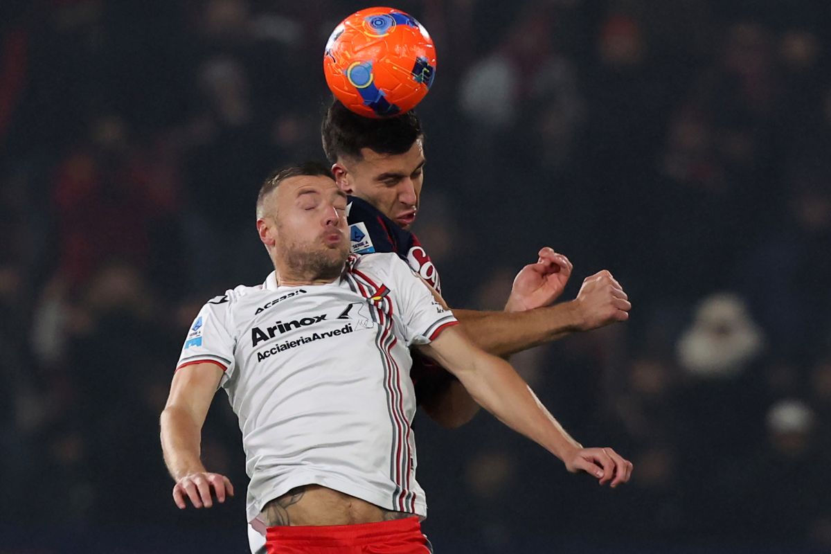 Cremonese's Jamie Vardy, left, and Bologna's Nicolo Casale, right, challenge for the ball during the Serie A soccer match between FC Bologna and US Cremonese in Bologna, Italy, Monday, Dec. 1, 2025. (Gianni Santandrea/LaPresse via AP)