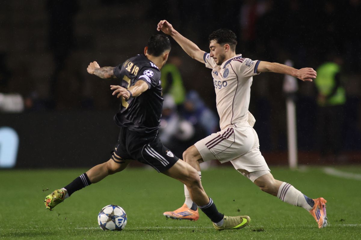 Qarabag's Matheus Silva, left, and Ajax's Raul Moro fight for the ball during the Champions League opening phase soccer match between Qarabag and Ajax in Baku, Azerbaijan, Wednesday, Dec. 10, 2025. (AP Photo)