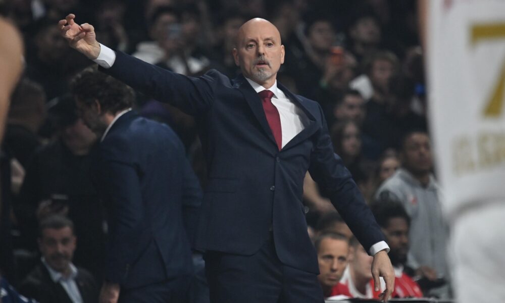 Trener Crvene zvezde na utakmici Evrolige protiv Partizana u hali Beogradska arena, Beograd 12.12.2025. godine Foto: Marko Metlas Kosarka, Partizan, Evroliga, Crvena zvezda