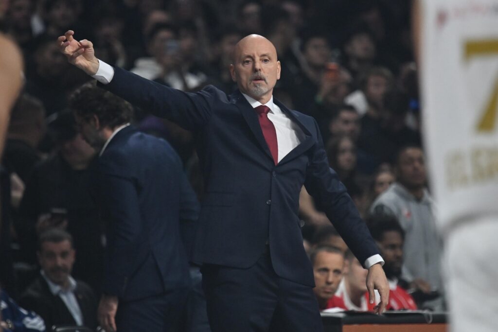 Trener Crvene zvezde na utakmici Evrolige protiv Partizana u hali Beogradska arena, Beograd 12.12.2025. godine Foto: Marko Metlas Kosarka, Partizan, Evroliga, Crvena zvezda