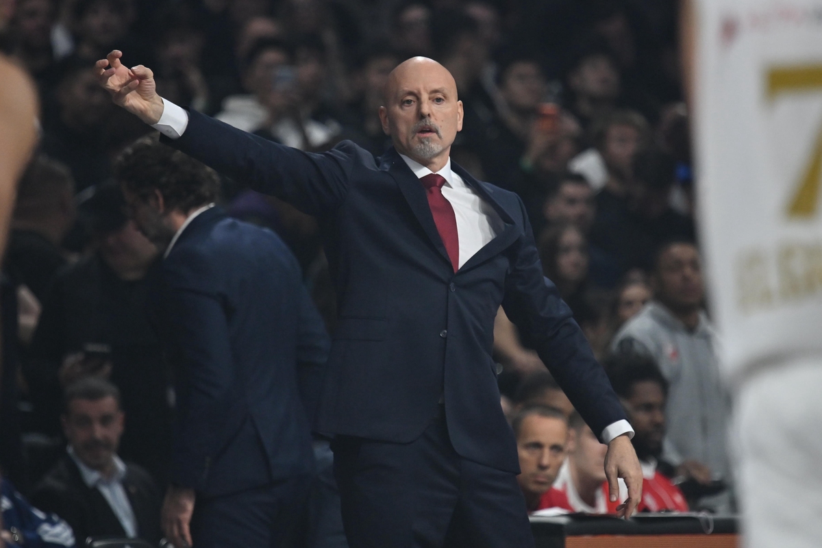 Trener Crvene zvezde na utakmici Evrolige protiv Partizana u hali Beogradska arena, Beograd 12.12.2025. godine Foto: Marko Metlas Kosarka, Partizan, Evroliga, Crvena zvezda