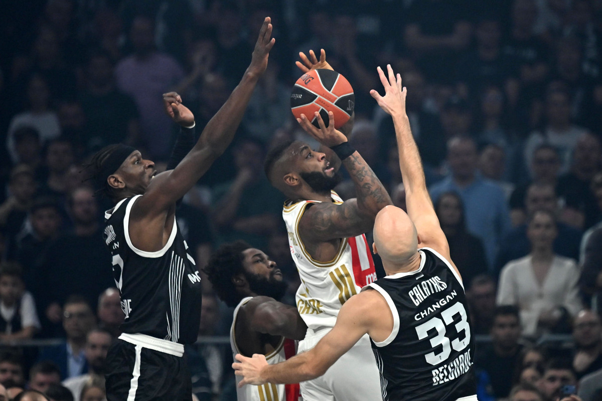 kosarkas Crvene zvezde na utakmici Evrolige protiv Partizana u hali Beogradska arena, Beograd 12.12.2025. godine Foto: Marko Metlas Kosarka, Partizan, Evroliga, Crvena zvezda