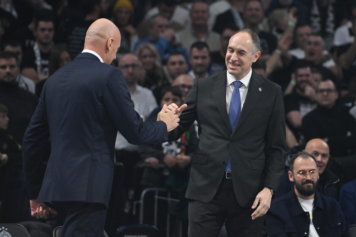Trener Partizana na utakmici Evrolige protiv Crvene zvezde u hali Beogradska arena, Beograd 12.12.2025. godine Foto: Marko Metlas Kosarka, Partizan, Evroliga, Crvena zvezda