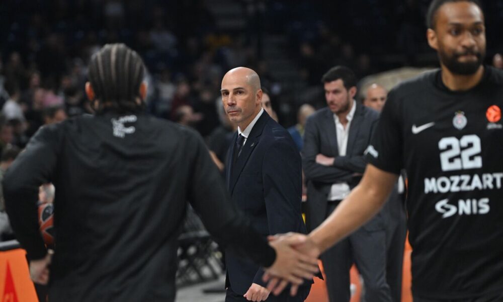 Trener Partizana na utakmici Evrolige protiv Makabija Tel Aviv u hali Beogradska arena, Beograd 26.12.2025. godine Foto: Marko Metlas Kosarka, Partizan, Evroliga, Makabi Tel Aviv