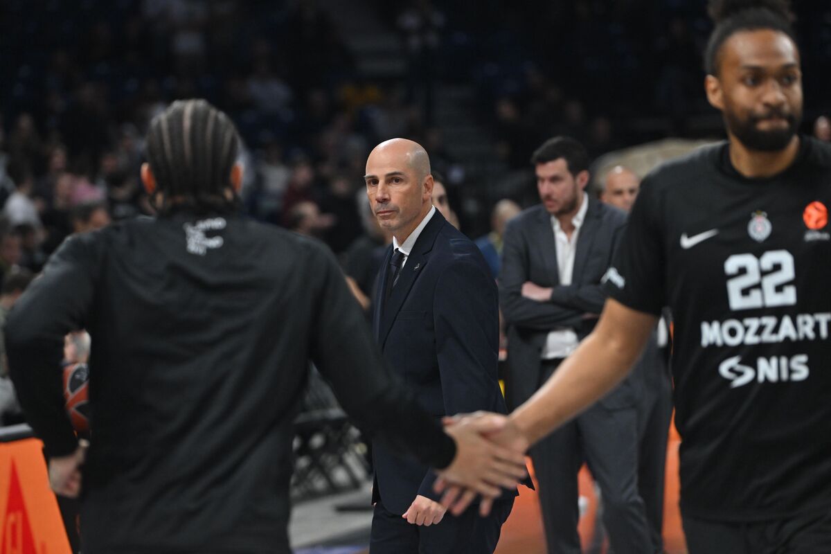 Trener Partizana na utakmici Evrolige protiv Makabija Tel Aviv u hali Beogradska arena, Beograd 26.12.2025. godine Foto: Marko Metlas Kosarka, Partizan, Evroliga, Makabi Tel Aviv