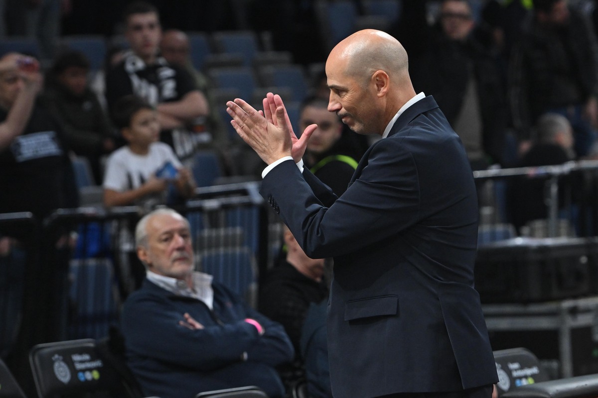Trener Partizana na utakmici Evrolige protiv Makabija Tel Aviv u hali Beogradska arena, Beograd 26.12.2025. godine Foto: Marko Metlas Kosarka, Partizan, Evroliga, Makabi Tel Aviv