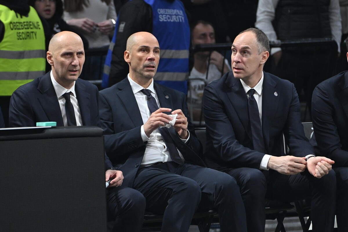 Treneri Partizana na utakmici Evrolige protiv Makabija Tel Aviv u hali Beogradska arena, Beograd 26.12.2025. godine Foto: Marko Metlas Kosarka, Partizan, Evroliga, Makabi Tel Aviv