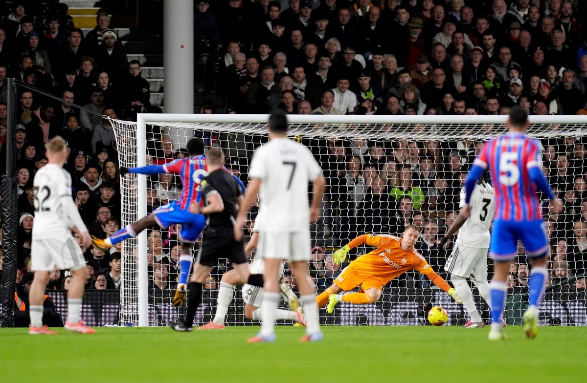 Crystal Palace's Eddie Nketiah, second left, scores his sides first goal during the English Premier League soccer match between Fulham and Crystal Palace, in London, Sunday, Dec. 7, 2025. (John Walton/PA via AP)