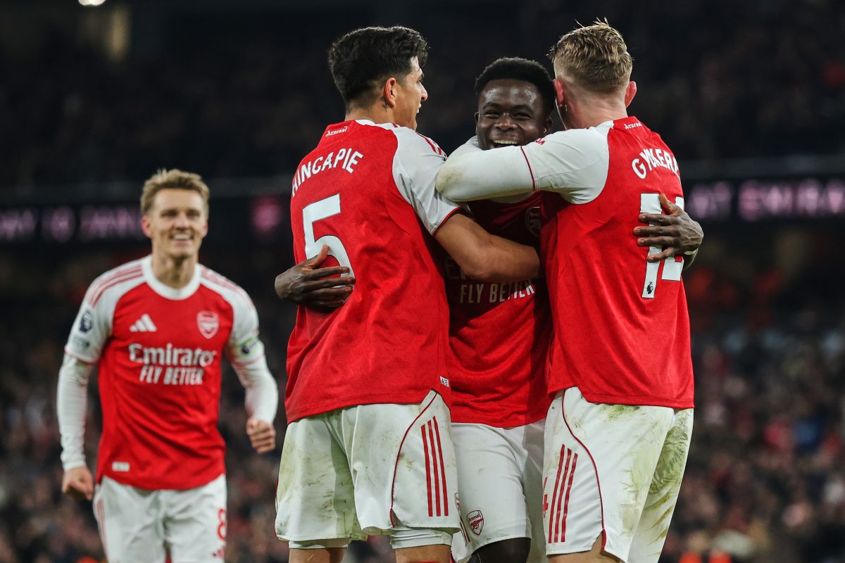 Arsenal's Bukayo Saka, second right, celebrates with teammates after his team scored the opening goal during the English Premier League soccer match between Arsenal and Wolves in London, Sunday, Dec. 14, 2025. (AP Photo/Richard Pelham)