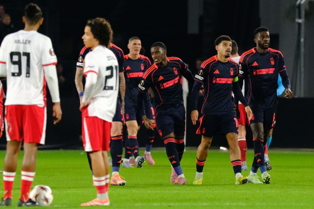Nottingham Forest's Igor Jesus, second right, celebrates with teammates after scoring his side's second goal during the Europa League opening phase soccer match between Utrecht and Nottingham Forest, in Utrecht, Netherlands, Thursday, Dec. 11, 2025. (AP Photo/Patrick Post)