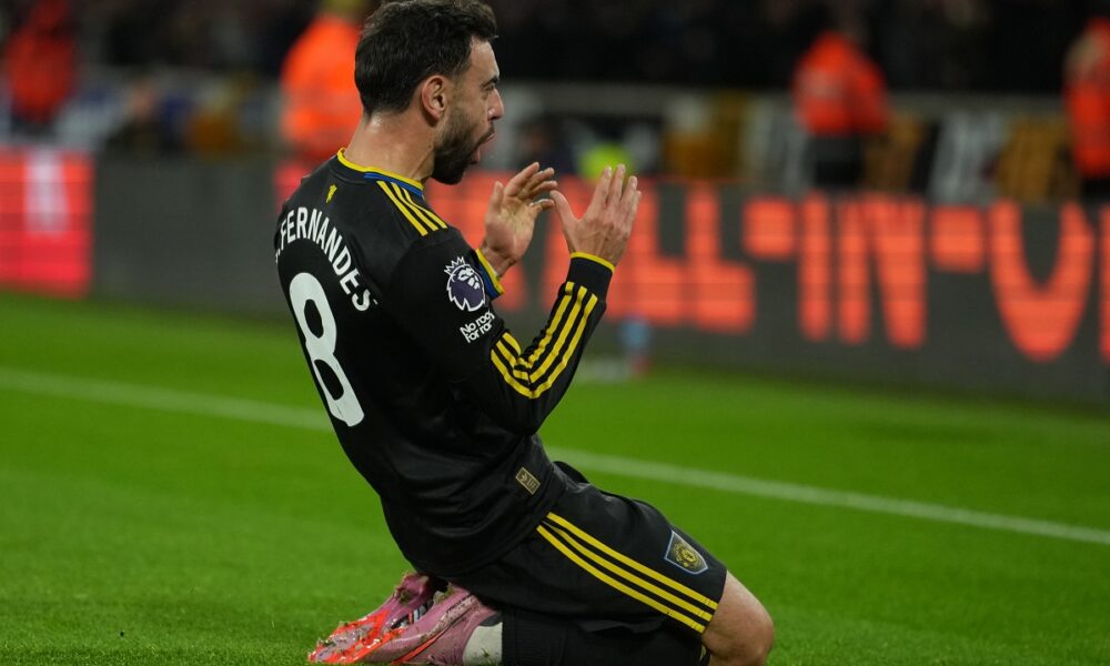 Manchester United's Bruno Fernandes celebrates after scoring during the Premier League soccer match between Wolverhampton Wandere and Manchester United in Wolverhampton, England Monday, Dec. 8, 2025. (AP Photo/Dave Shopland)
