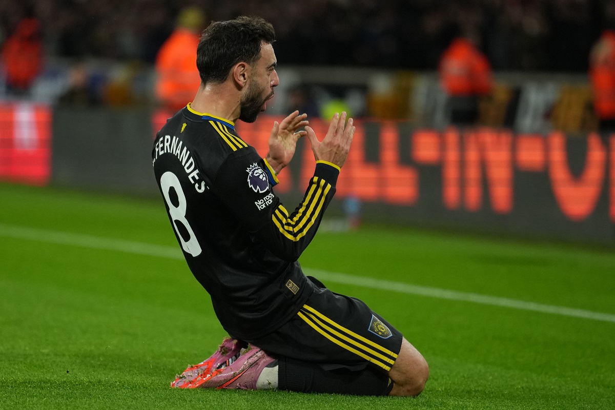 Manchester United's Bruno Fernandes celebrates after scoring during the Premier League soccer match between Wolverhampton Wandere and Manchester United in Wolverhampton, England Monday, Dec. 8, 2025. (AP Photo/Dave Shopland)