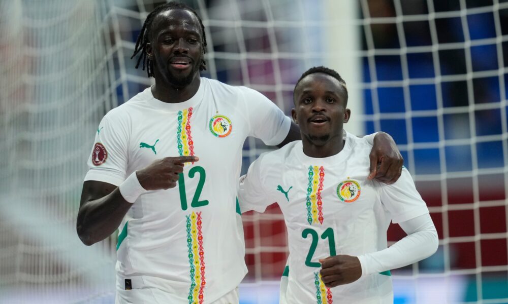 Šerif Ndiaje i Šeik Sabali proslavljaju gol Senegala