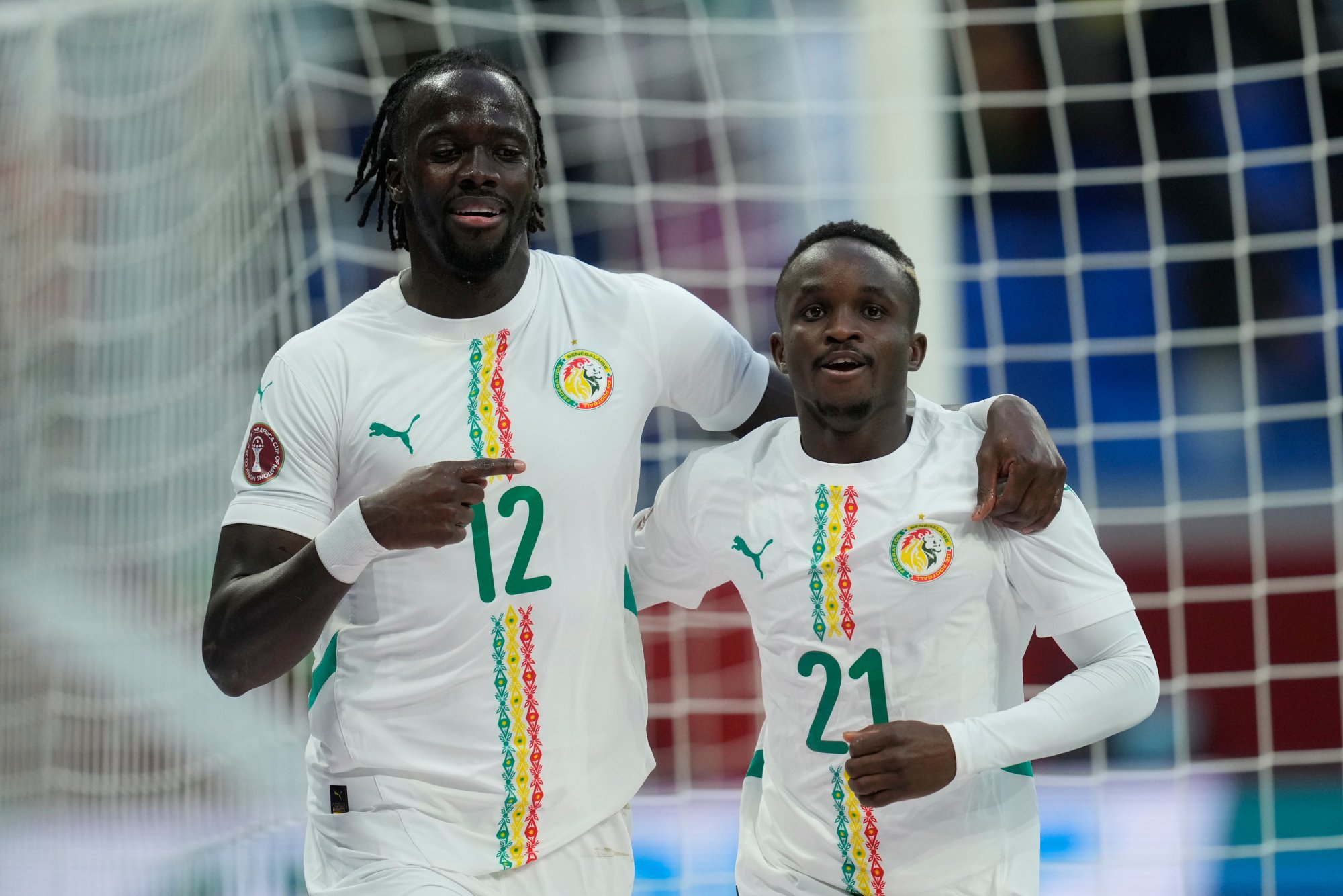 Šerif Ndiaje i Šeik Sabali proslavljaju gol Senegala
