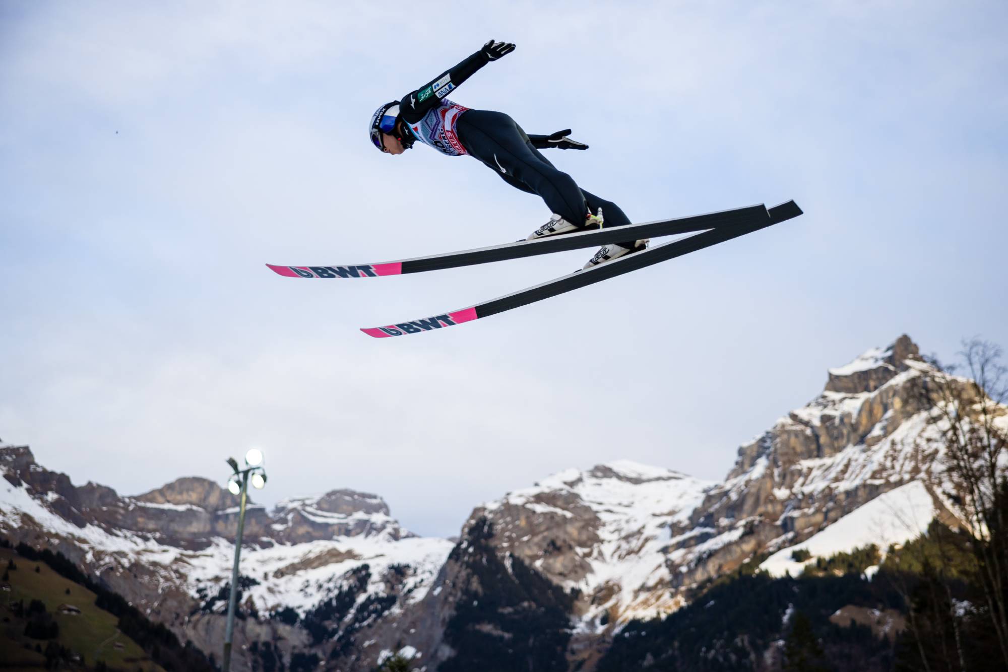 Rjoju Kobajaši skače na takmičenju ski skokova u Engelbergu
