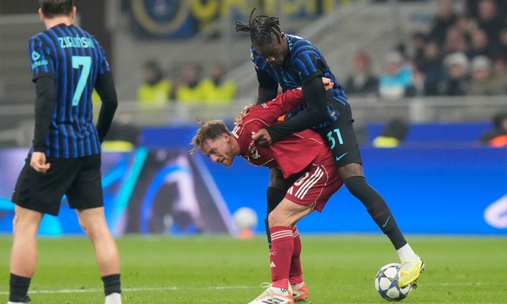 Liverpool's Alexis Mac Allister challenges for the ball with Inter Milan's Yann Bisseck during a Champions League, league phase, soccer match between Inter Milan and Liverpool in Milan, Italy, Tuesday, Dec.9, 2025. (AP Photo/Luca Bruno)