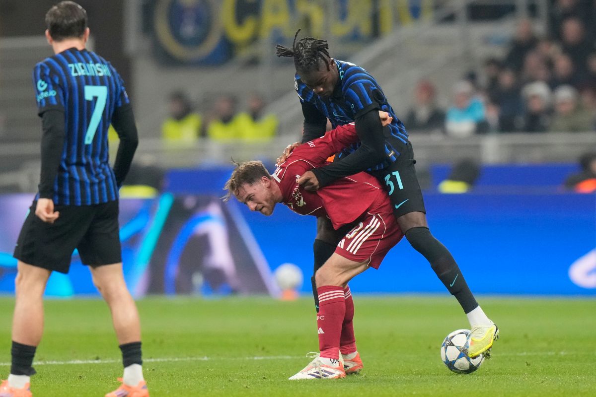 Liverpool's Alexis Mac Allister challenges for the ball with Inter Milan's Yann Bisseck during a Champions League, league phase, soccer match between Inter Milan and Liverpool in Milan, Italy, Tuesday, Dec.9, 2025. (AP Photo/Luca Bruno)