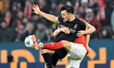 Borussia Mönchengladbach Haris Tabakovic, left, and FSV Mainz 05's Andreas Hanche-Olsen battle for the ball during a Bundesliga soccer match, Friday, Dec. 5, 2025, in Mainz, Germany. (Uwe Anspach/dpa via AP)