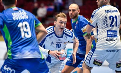 Iceland's Gísli Kristjánsson and Arnar Arnarsson, right, in action against Slovenia's Stas Jovicic, left, and Kristjan Horžen during the men's handball match between Slovenia and Iceland in Malmo, Sweden, Wednesday Jan. 28, 2026. (Johan Nilsson /TT via AP)