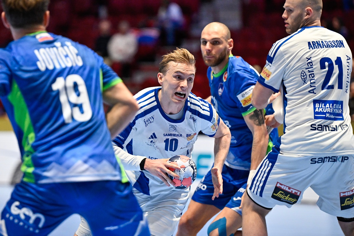 Iceland's Gísli Kristjánsson and Arnar Arnarsson, right, in action against Slovenia's Stas Jovicic, left, and Kristjan Horžen during the men's handball match between Slovenia and Iceland in Malmo, Sweden, Wednesday Jan. 28, 2026. (Johan Nilsson /TT via AP)