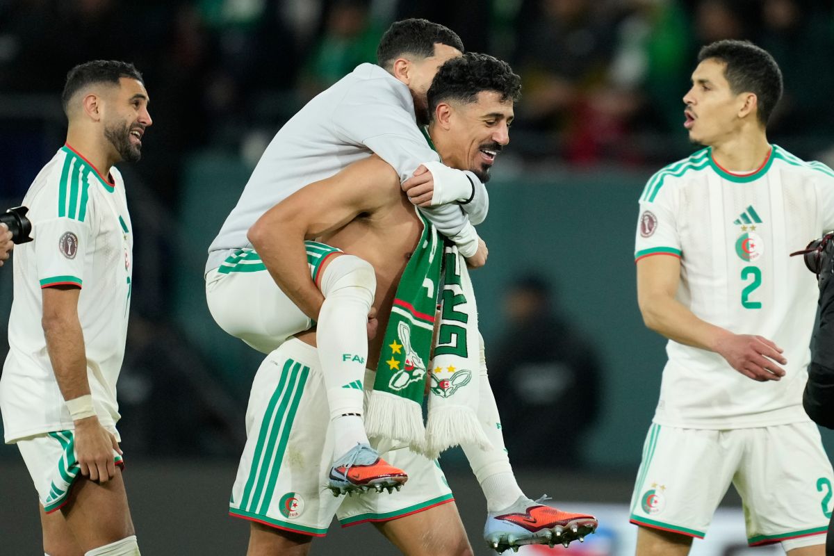 Algeria players celebrate after the Africa Cup of Nations round of 16 soccer match between Algeria and DR Congo in Rabat, Morocco, Tuesday, Jan. 6, 2026. (AP Photo/Mosa'ab Elshamy)