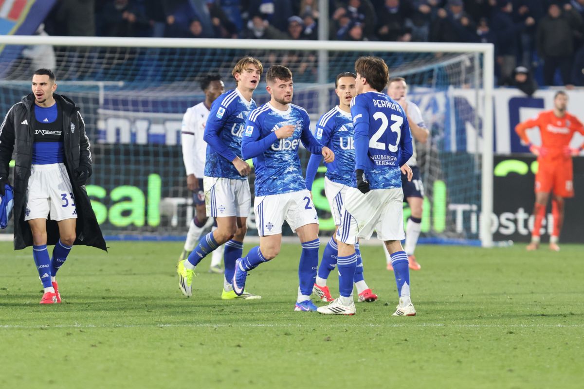 Como's Martin Baturina celebrates after scoring during the Serie A soccer match between Como and Bologna, in Como, Italy, Saturday Jan. 10, 2026. (Antonio Saia/LaPresse via AP)