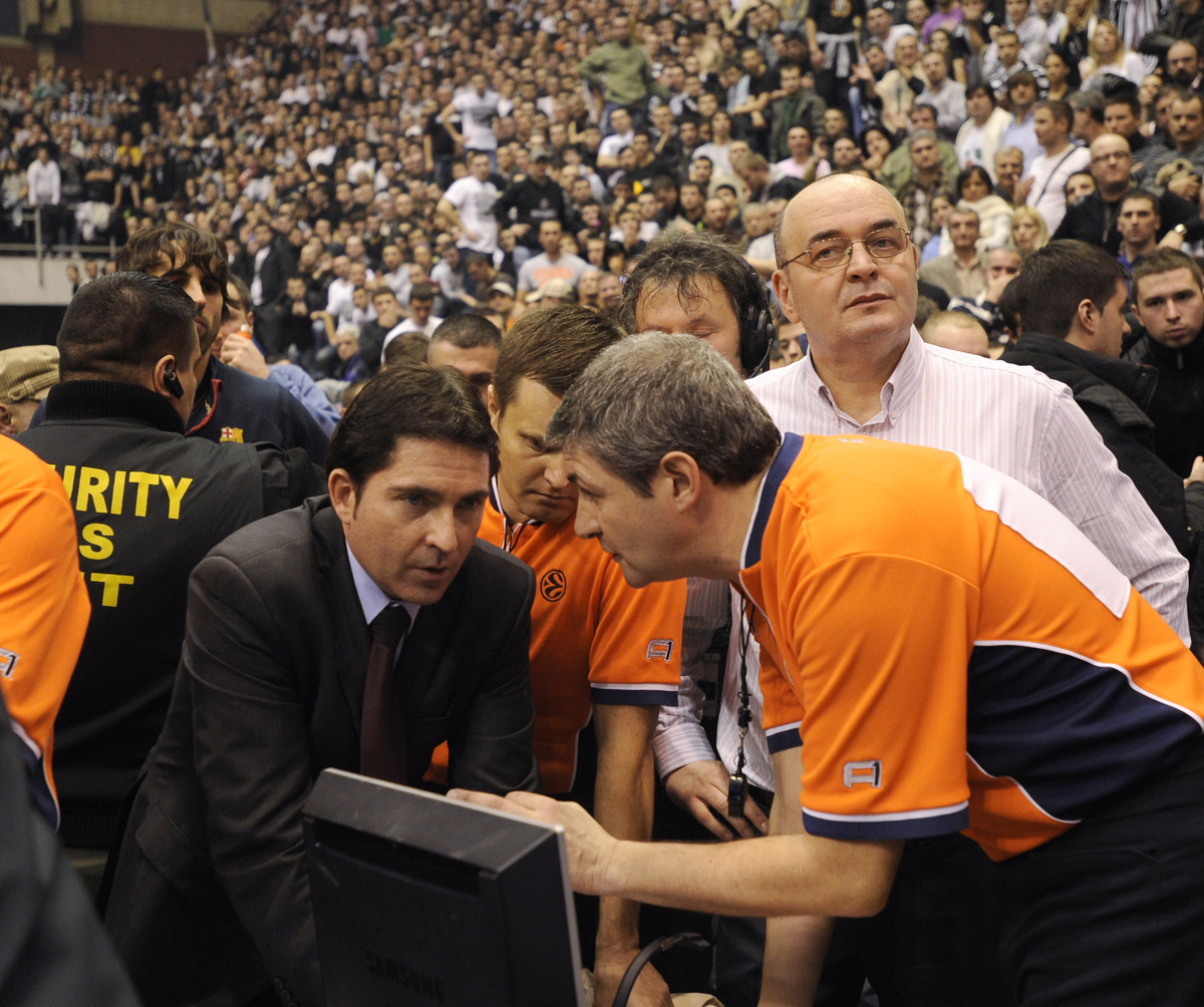 KOSARKA - LUIGI LAMONICA - Luidji Lamonika, sudija iz Italije, XAVIER PASCUAL - Cavi Paskval, trener kosarkasa Barselone, i DUSKO VUJOSEVIC, trener Partizana, gledaju snimak spornog kraja utakmice. Beograd, 03.02.2010. photo:N.Parausic