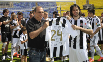 FUDBAL - AVRAHAM GRANAT - Avram Grant, trener fudbalera Partizana, na utakmici protiv Metalca, se oprostio od Partizana, Dres mu predaje STEFAN BABOVIC. Beograd, 20.05.2012. photo:N.Parausic