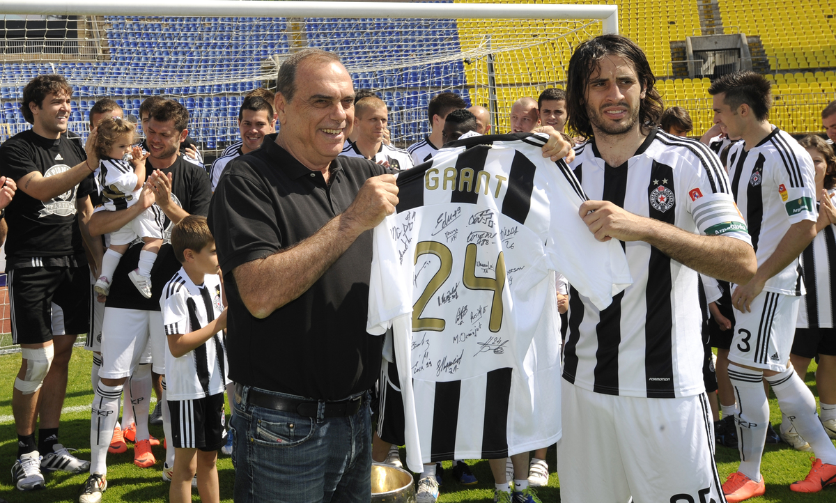 FUDBAL - AVRAHAM GRANAT - Avram Grant, trener fudbalera Partizana, na utakmici protiv Metalca, se oprostio od Partizana, Dres mu predaje STEFAN BABOVIC. Beograd, 20.05.2012. photo:N.Parausic